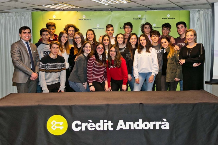 Una imatge dels alumnes i els responsables de Crèdit Andorrà que han participat en la sessió informativa sobre el sector financer a la seu social de Crèdit Andorrà.
